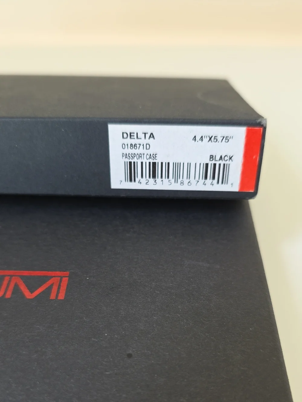 Tumi Delta SLG Mens Passport Case In Black Leather. New In Box
